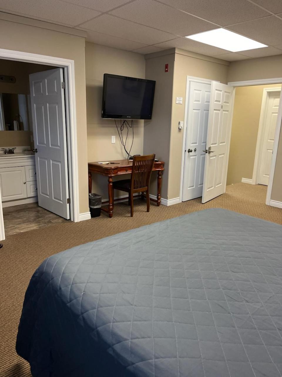 קלרנוויל Riverview Suites מראה חיצוני תמונה