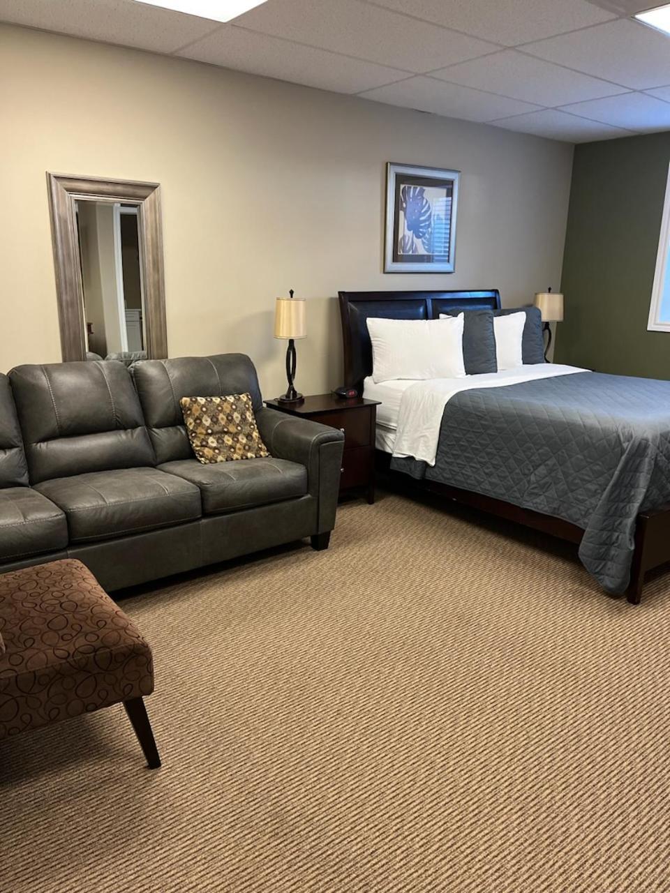 קלרנוויל Riverview Suites מראה חיצוני תמונה